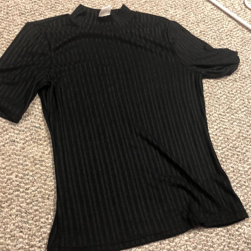 *NEVER WORN* Black t-shirt